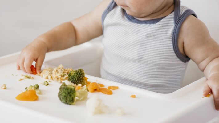 Em bé ăn rau xanh để đảm bảo cân bằng dinh dưỡng